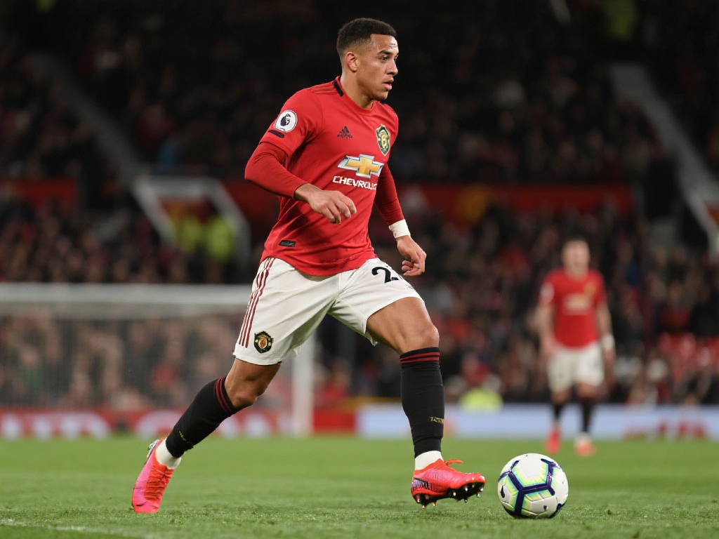 32岁马奎尔化身卓越边锋,传中助攻点燃曼联 如果我们翻看英超历史,会发现一些其他后卫